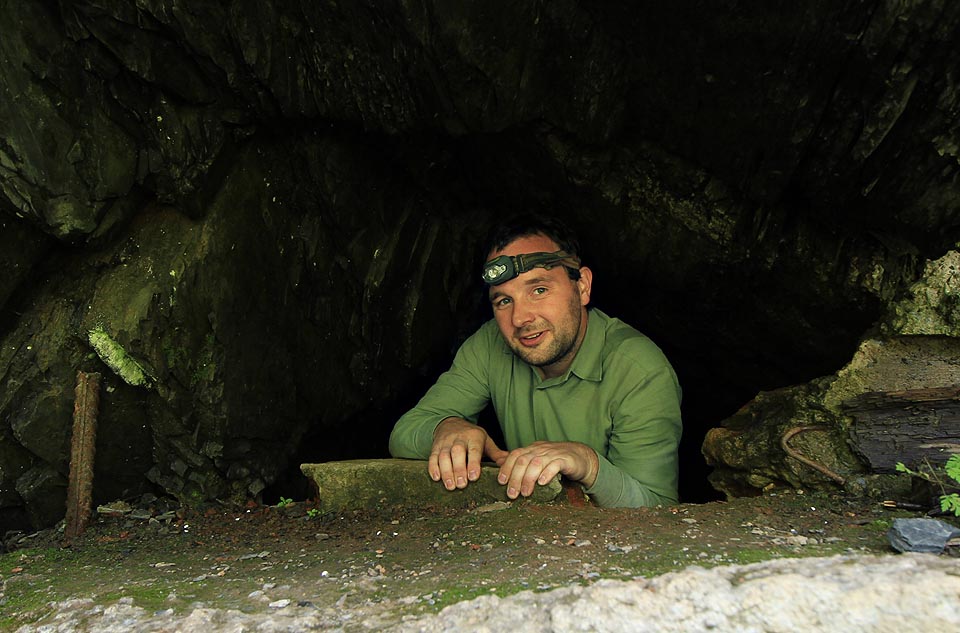 Vstup je středně náročný, nejdůležitější je nespadnout do hromady odpadků z vnitřní strany masivní vchodové zdi.