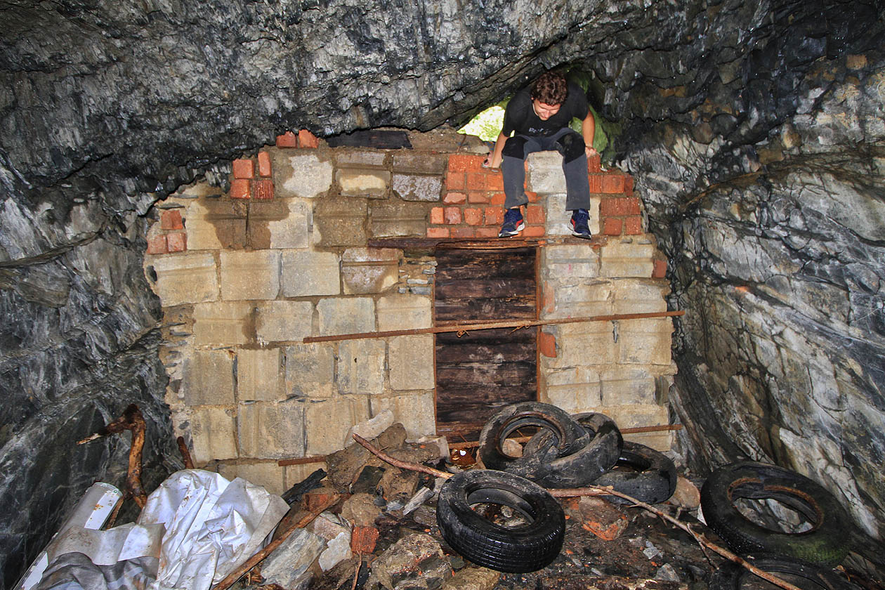 Uran se tu nakonec netěžil, tak sem místní aspoň naházeli staré pneumatiky.