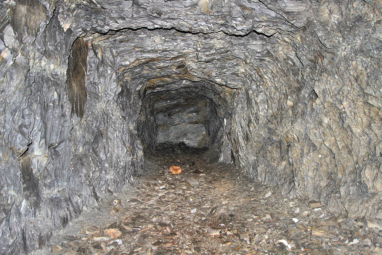 Také levá ze chodba končí po několika metrech čelbou. Dál cesta nevede.