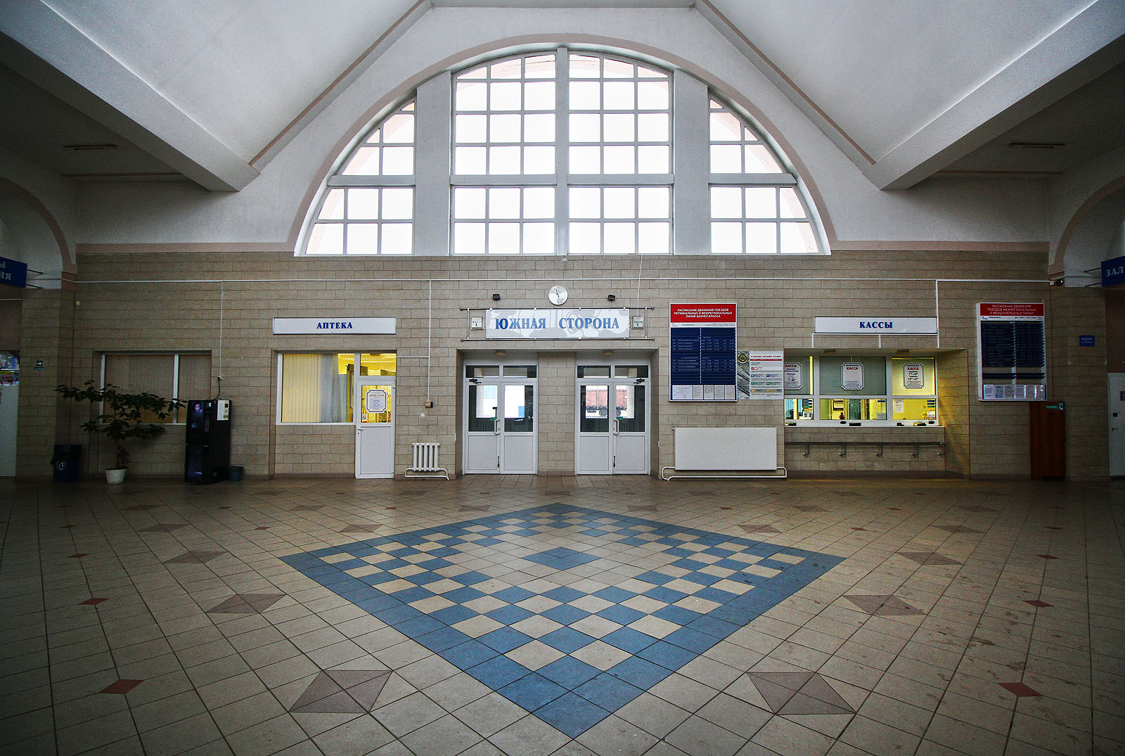 Stanice pochází z roku 1871, staniční budova je ale výrazně mladší. Svým stylem nazapadá do polské éry 1921–1939, proto předpokládáme, že je až poválečná, zrekonstruovaná na počátku 10. let 21. století.