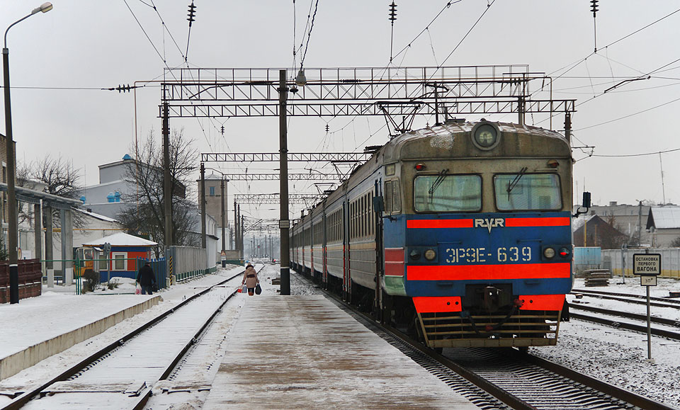 Regionální vlak 6813 Інстытут Культуры — Баранавічы Палескія vedený jednotkou RVR řady ЭР9Е-639 odjíždí ze stanice Стоўбцы do Baranovičů. Obdobné jednotky brázdí koleje také v Rusku, Litvě, Ukrajině, Kazachstánu a Uzbekistánu.