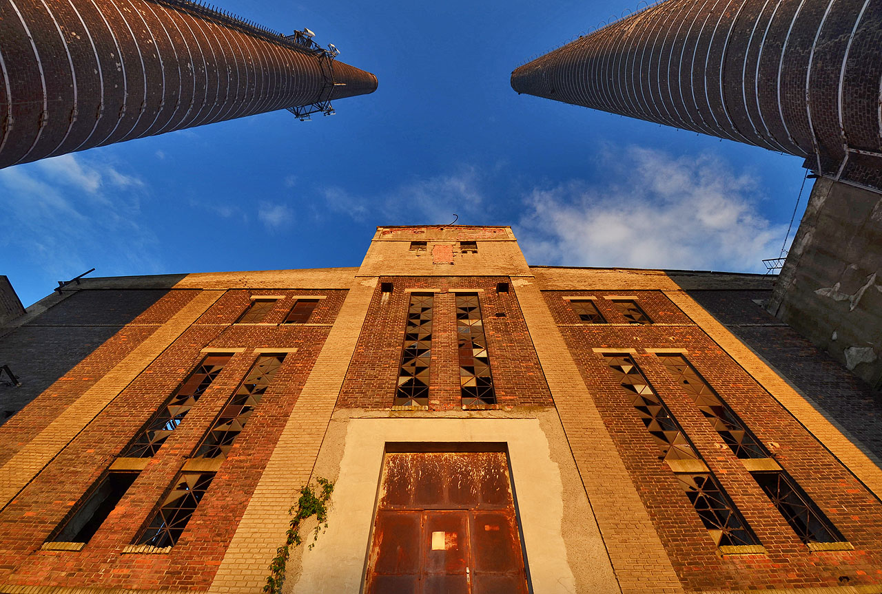 Západní průčelí elektrárny s dvojicí komínů. Historické prameny naznačují, že elektrárna byla v roce 1920 uvedena do provozu jen s jedním komínem, další byl přistavěn později (pravděpodobně při plánovaném rozšíření elektrárny v roce 1926).