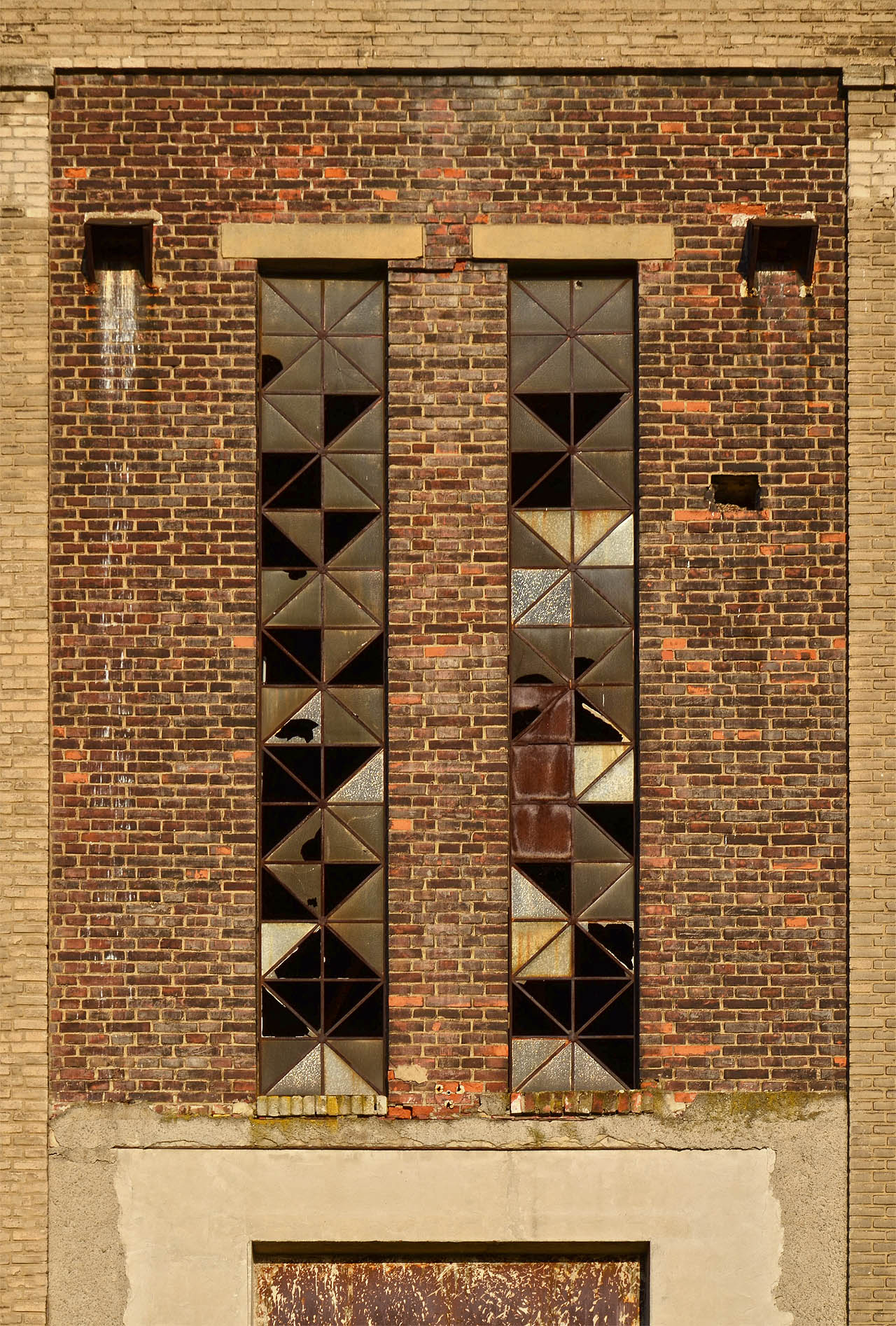 Nejcharakterističtějším prvkem fasády jsou svislá pásová okna s netypickými trojúhelníkovými skleněnými tabulkami. Nalézt obdobný prvek na jiné průmyslové stavbě je poměrně obtížné.