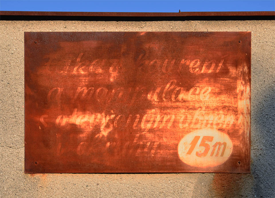 Zákaz kouření a manipulace s otevřeným ohněm v okruhu 15 m. Cedule poblíž venkovní skládky uhlí pro elektrárnu.