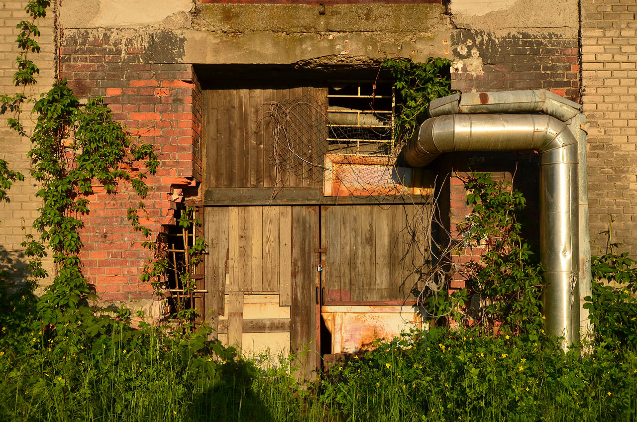 Hlavní vstup do výtopny, kterým byl na úzkokolejných vozících také vyvážen popel z elektrárenských kotlů na skládku.
