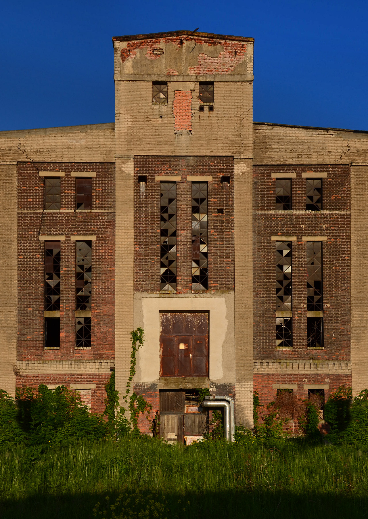Západní průčelí výtopny elektrárny v celé svojí kráse.