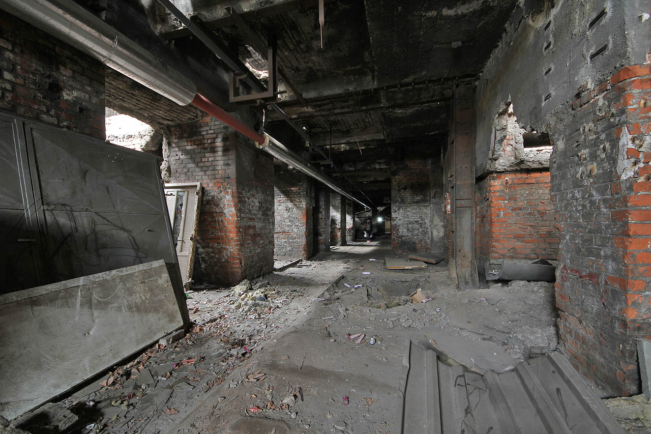 Z úrovně okolního povrchu lze vstoupit do přízemního podlaží výtopny, tedy pode dna někdejších elektrárenských kotlů.