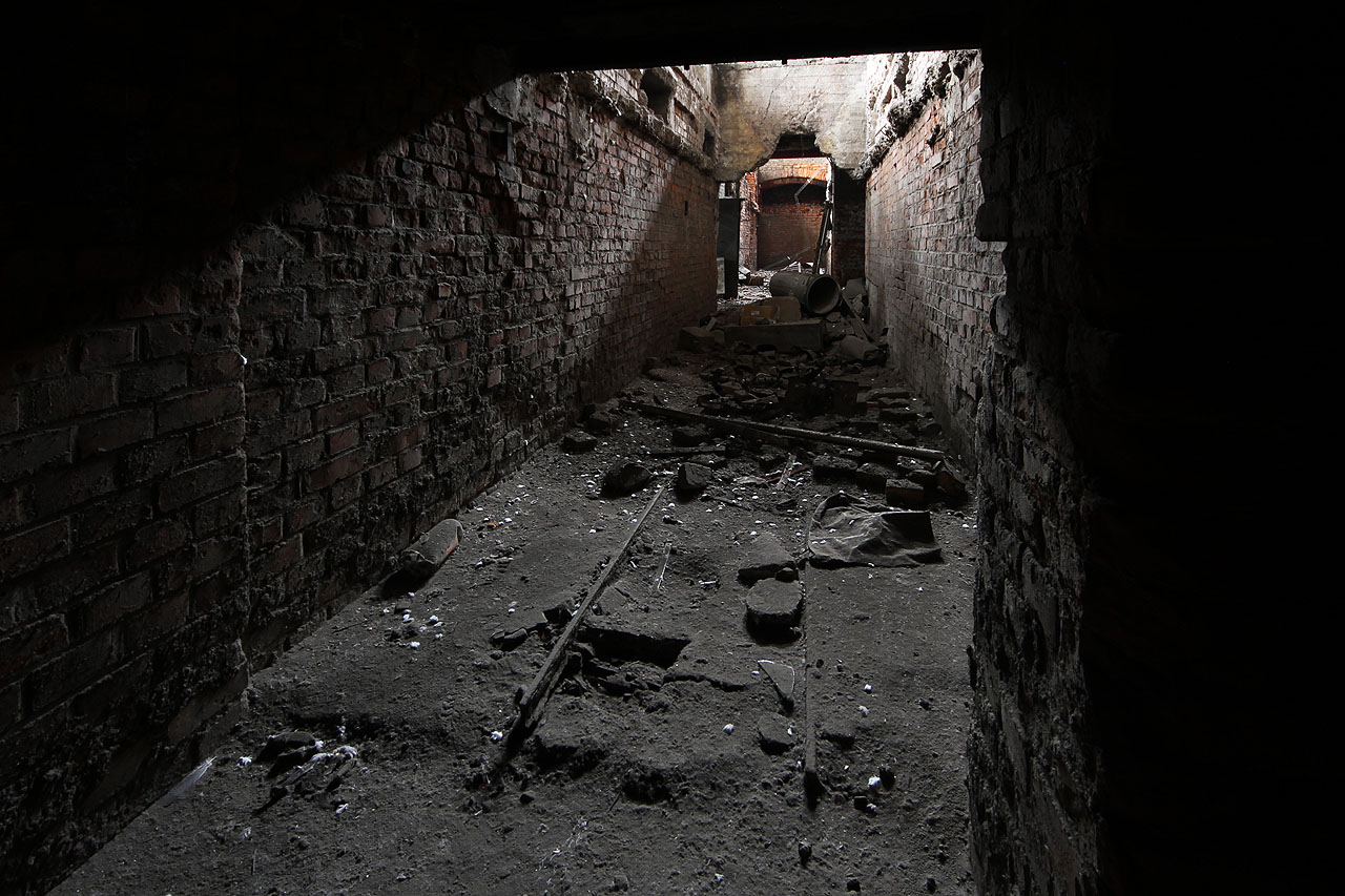 Netrvá dlouho, než tu člověk narazí na první koleje drážky o úzkém rozchodu 600 mm. Sloužila především pro vyvážení popela z kotlů.