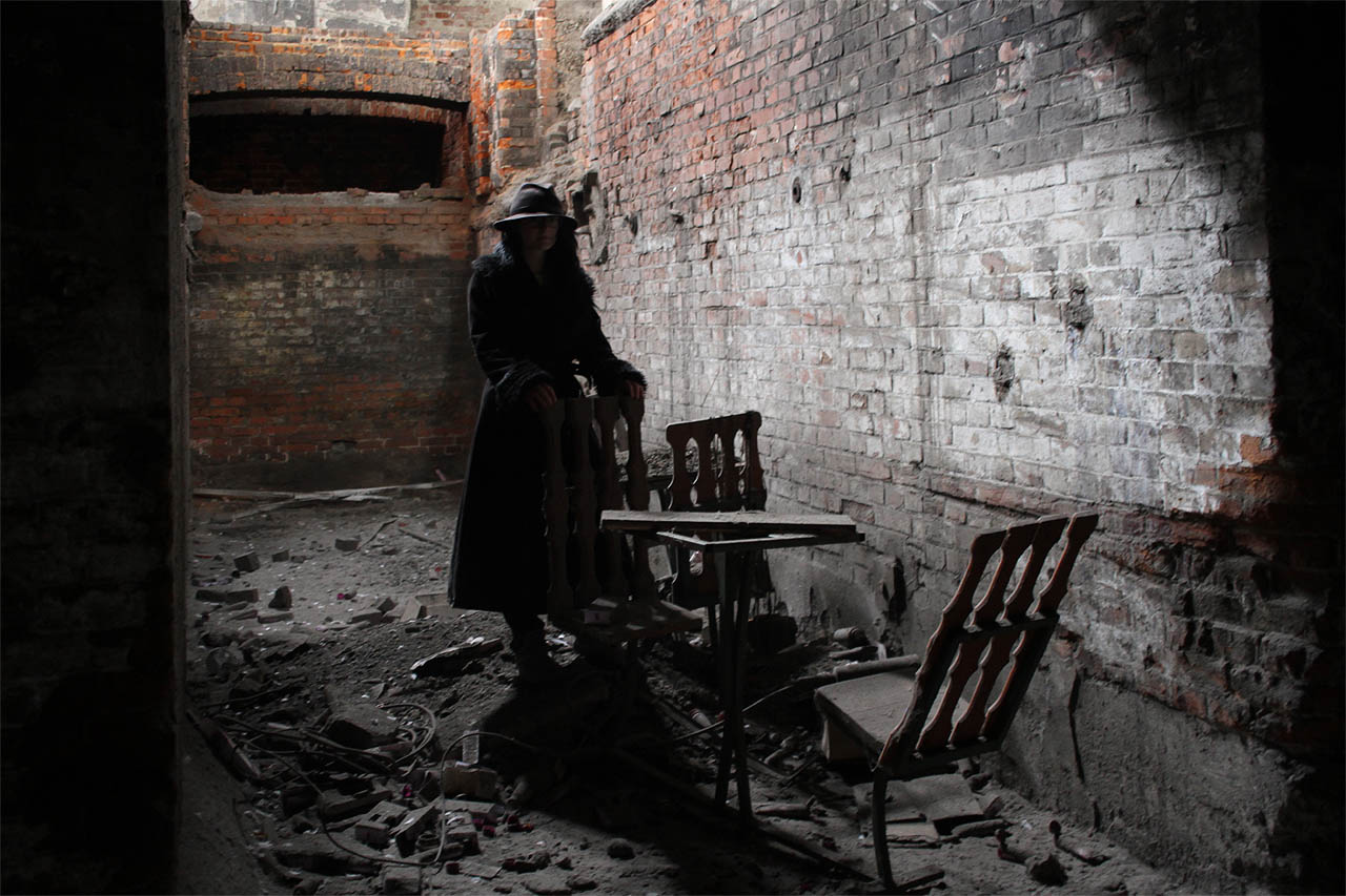 Přerovská elektrárna má i své duchy. S touto temnou dělnicí si například můžete zahrát ukoptěné karty o svůj vnitřní plamen. Kdo prohraje, vyhasne.