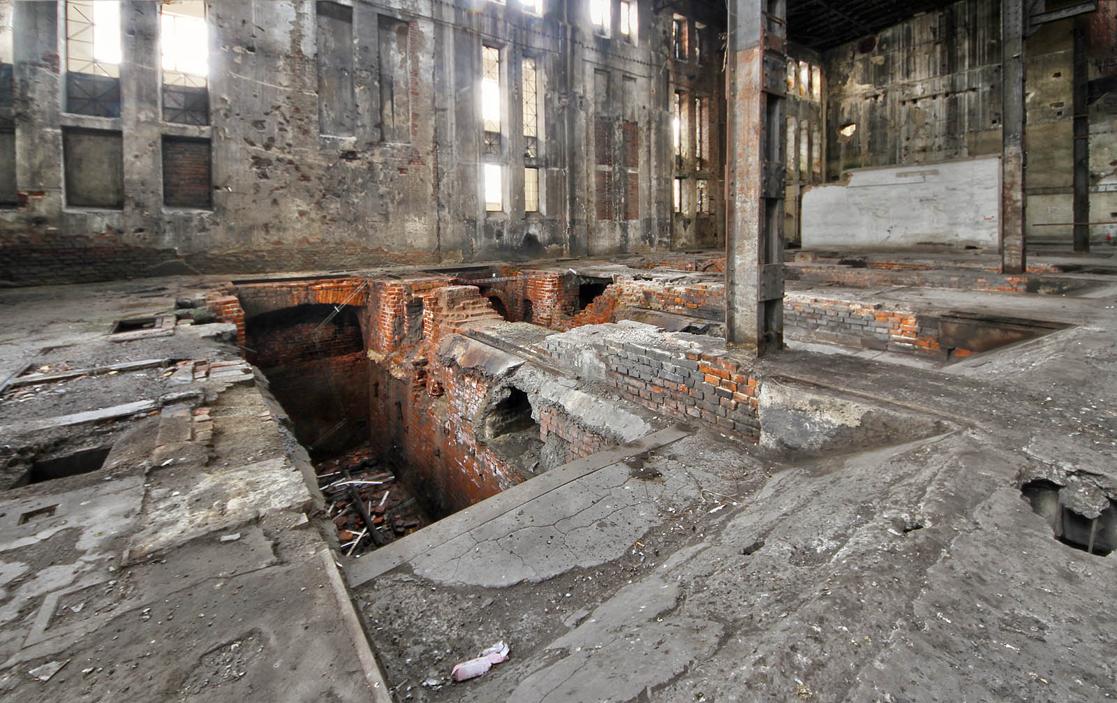 Na severní straně výtopny se nacházejí otvory do přízemí, odpovídající snad původní čtveřici kotlů jejich výměníků, kde spaliny předávaly teplo vodě měnící se na páru.