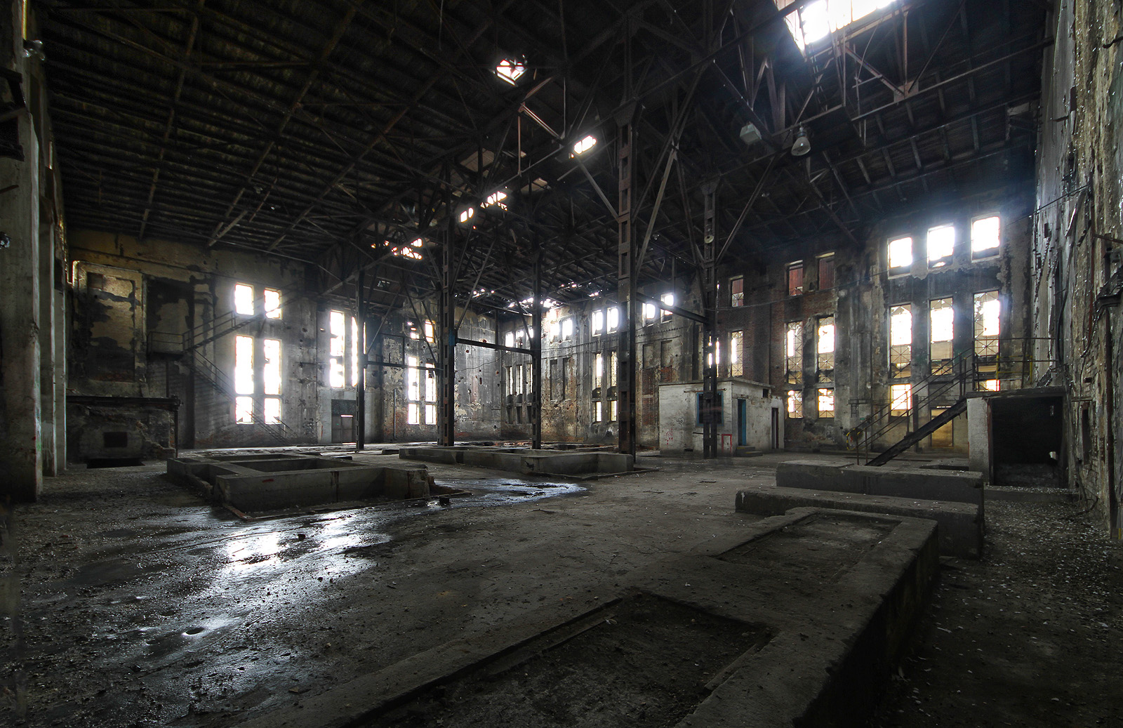 Celkový pohled na objekt výtopny. V levé části se nachází západní průčelí elektrárny, v pravé severní stěna budovy podél Tržní ulice.