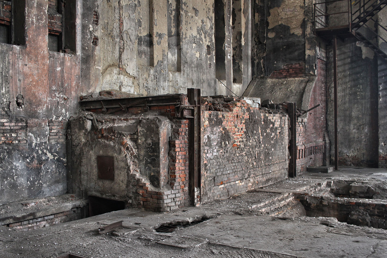 Kouřovod jižního z komínů. Podle schématu se kotle nacházely na protější straně budovy, spaliny z nich tedy zřejmě odcházely kovovým potrubím. Konkrétní zapojení ale zůstává nejasné.