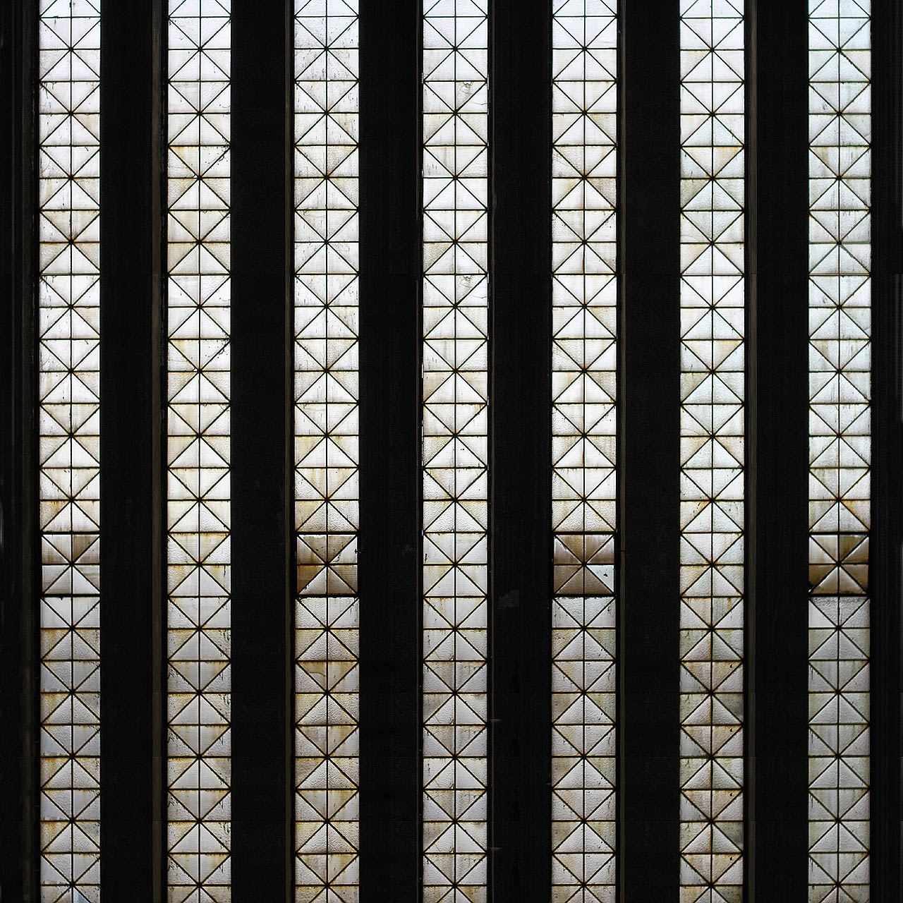 Svislá pásová okna mezi štíhlými betonovými pilíři by snad snesla zařazení do kategorie secese nebo dokonce art-deco.