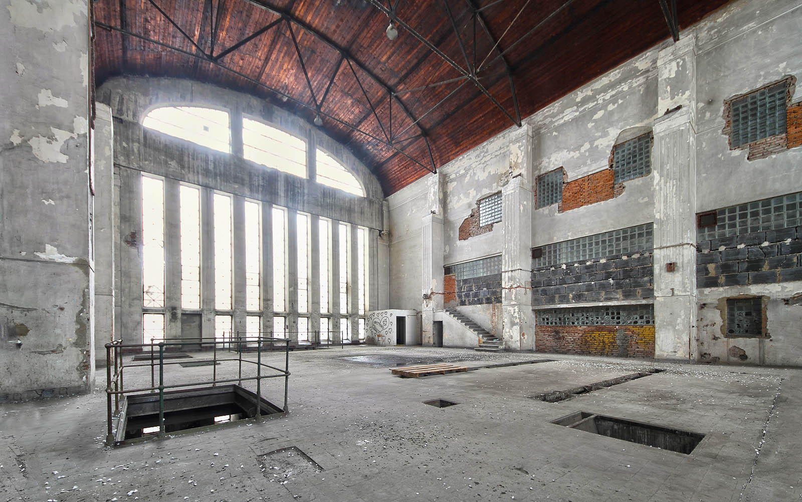 Návštěvníkům dnes ve vyklizené hale nestojí nic v cestě. Občas žel ani pod nohama.