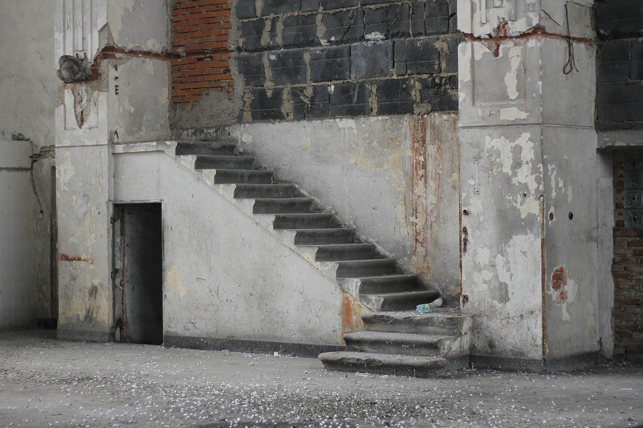 Místo schodů do nebe se na východní stěně strojovny krčí hluché schody do nikam.