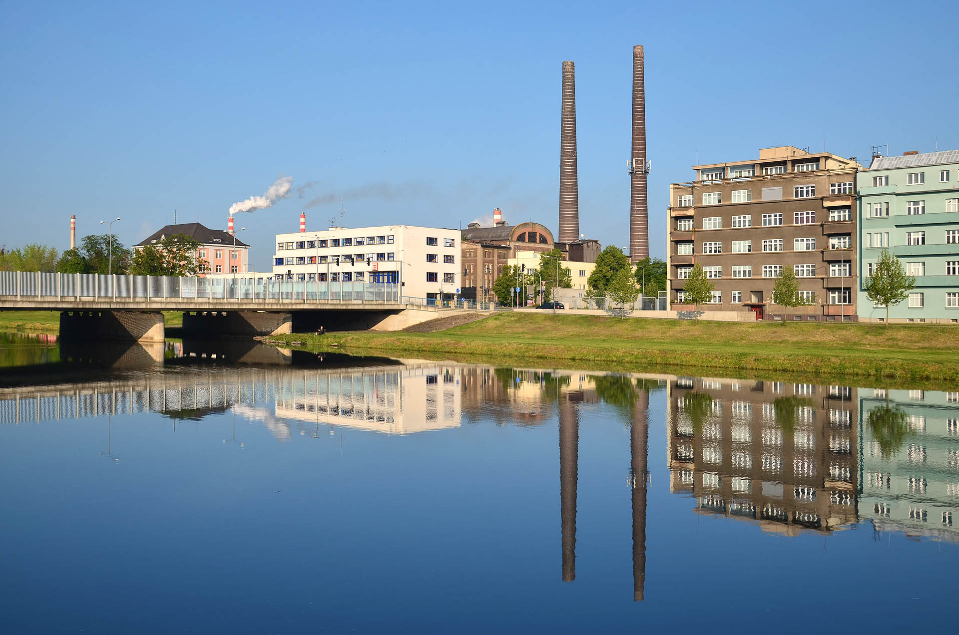Mimo působivých komínů patří k dominantním prvkům elektrárny rovněž půlelipsový štít budovy strojovny.