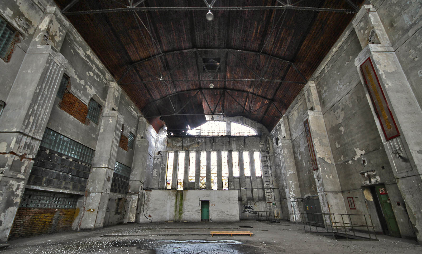 Jak krásně by se tu rozléhaly tóny koncertní hudby. Neméně krásně se tu desítky let ozýval hukot a bzukot generátorů, jež zásobily proudem statisíce moravských domácností.