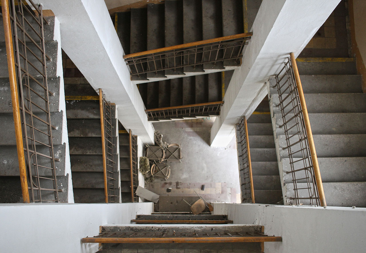 Administrativní budova navzuje na objekt strojovny z východu a dominuje jí čtvercově hranolové schodiště nesené železobetonovými sloupy.