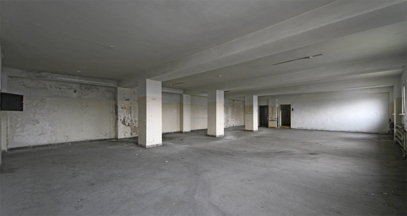 Kanceláře i provozní místnosti jsou zoufale prázdné.