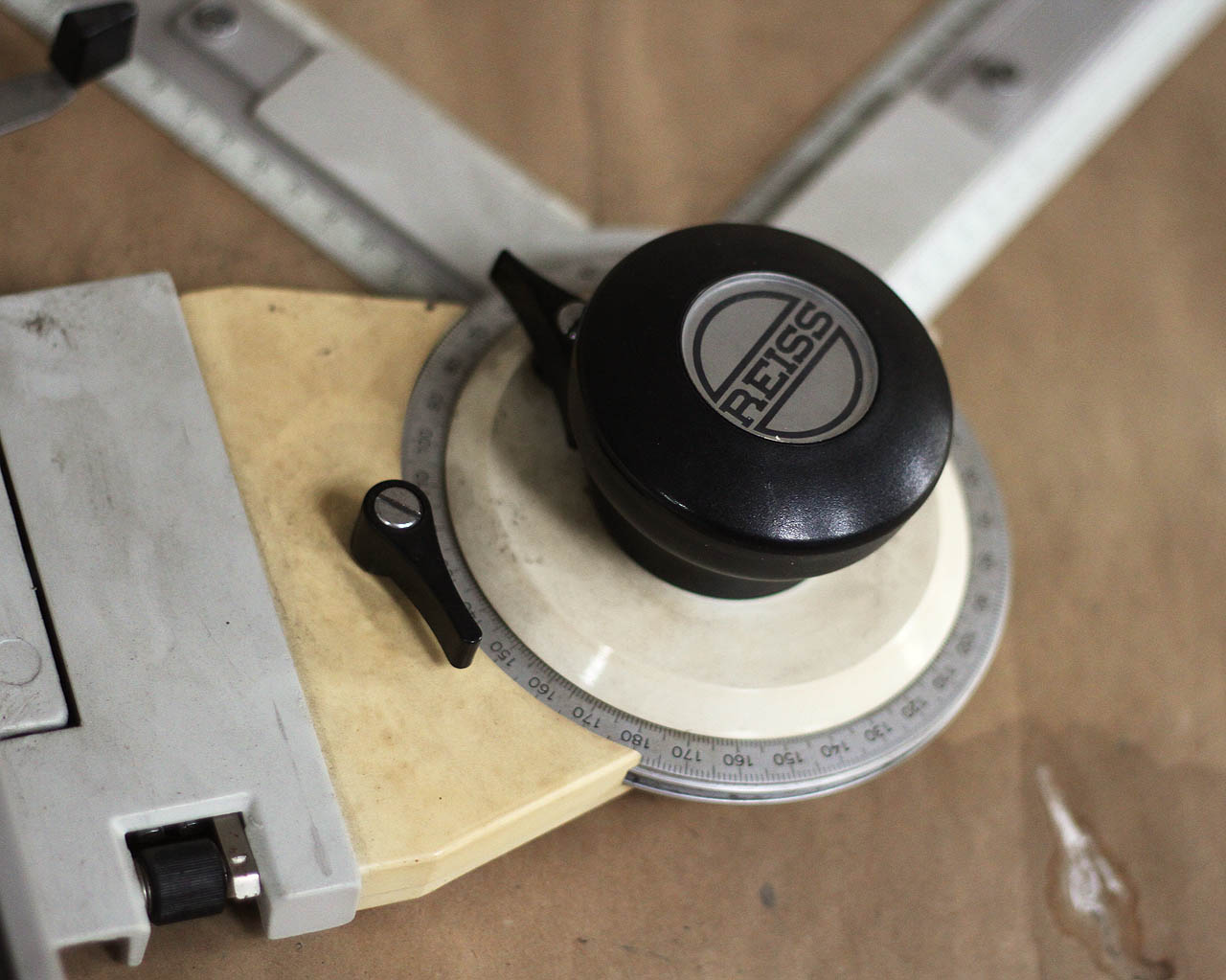 Dnes už se povědomí o práci s rýsovacím prknem pomalu vytrácí. V přátelském objetí s logarimtickým pravítkem míří tyto krásné výdobytky 19. století do propadliště dějin.