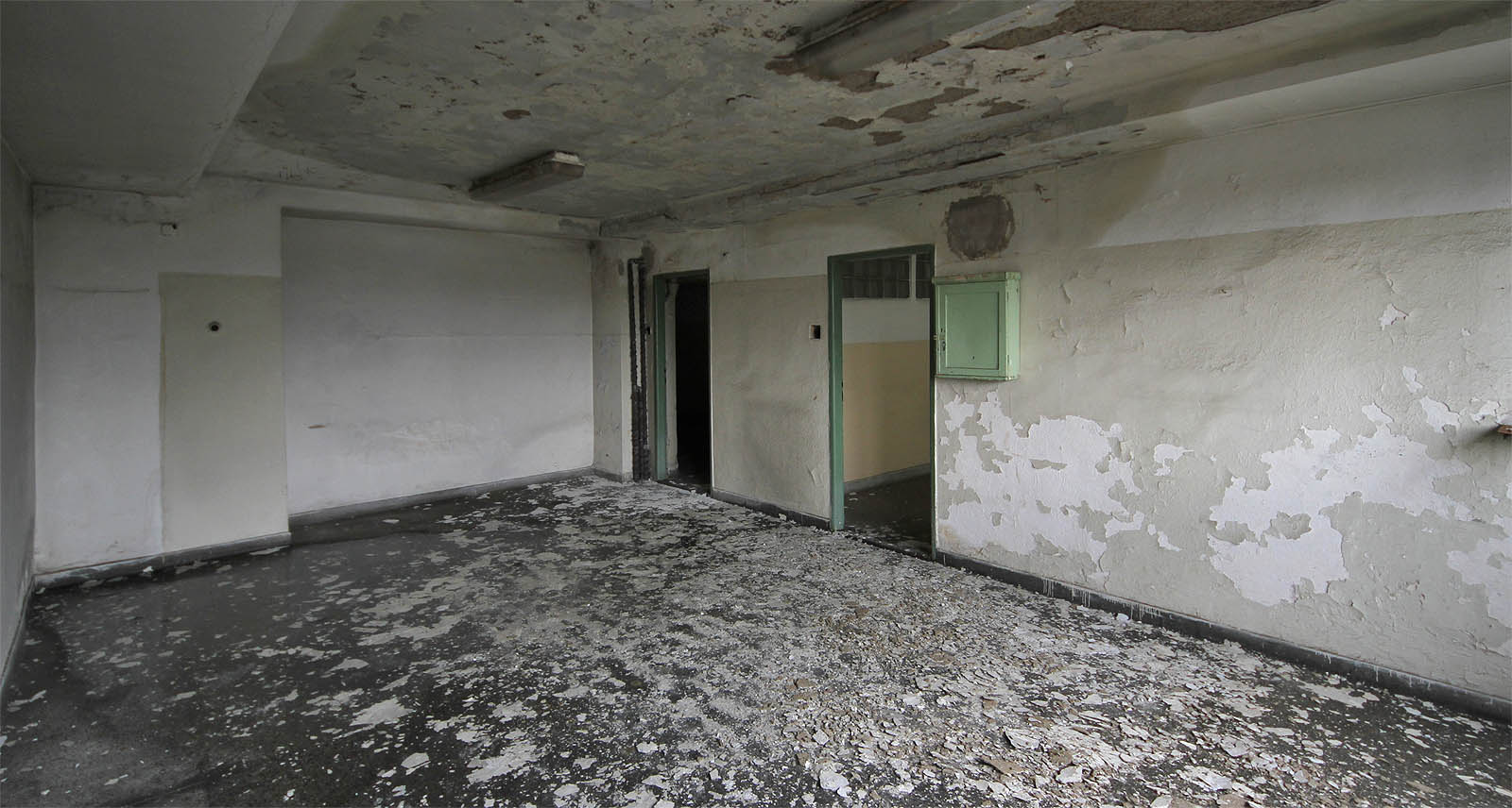 Ostatně jedno propadliště dějin se nachází jen o poschodí výše. Nebo odpadliště dějin. Nebo omítky. Už se nám to tady plete.