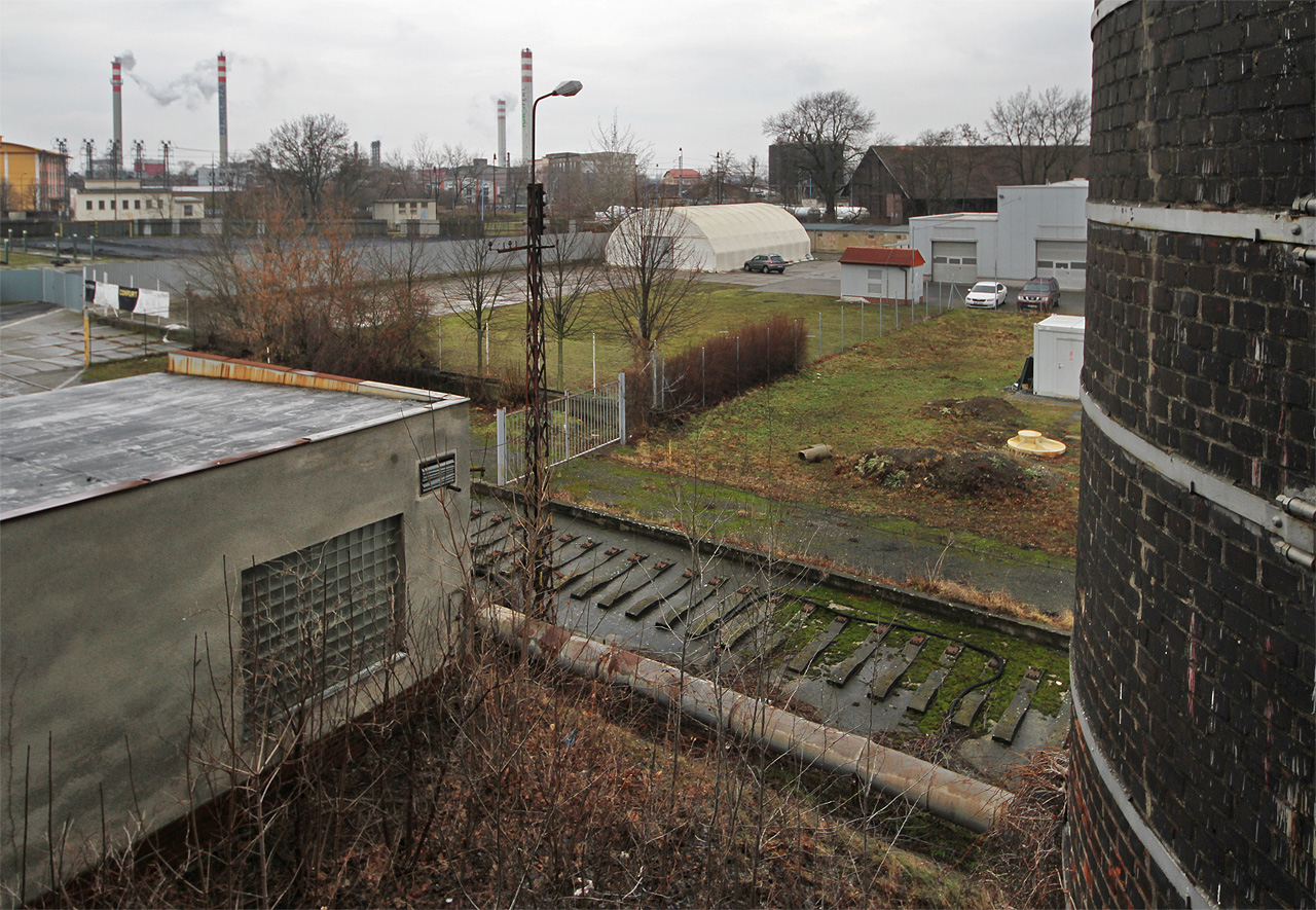 Pevné kolejové lože vlečky, po které do elektrárny putovalo uhlí a z elektrárny popel.