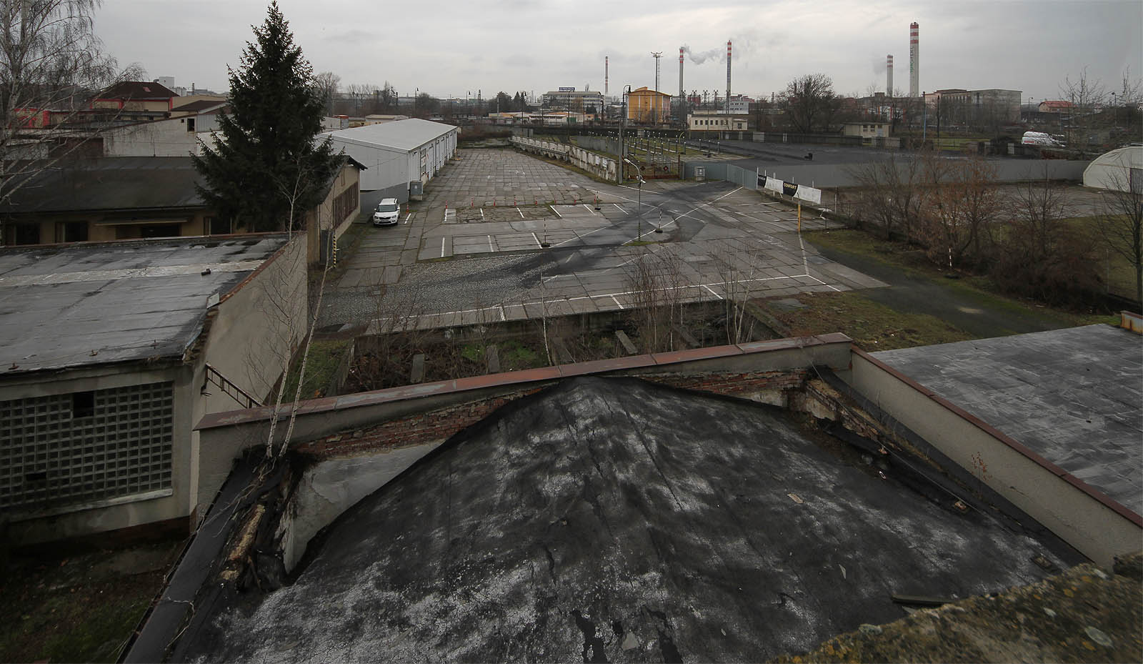 Pohled na jihozápad k chemickým závodům na protějším břehu Bečvy. Olověně šedivá obloha Přerovu s jeho industriální duší jednoduše sluší.