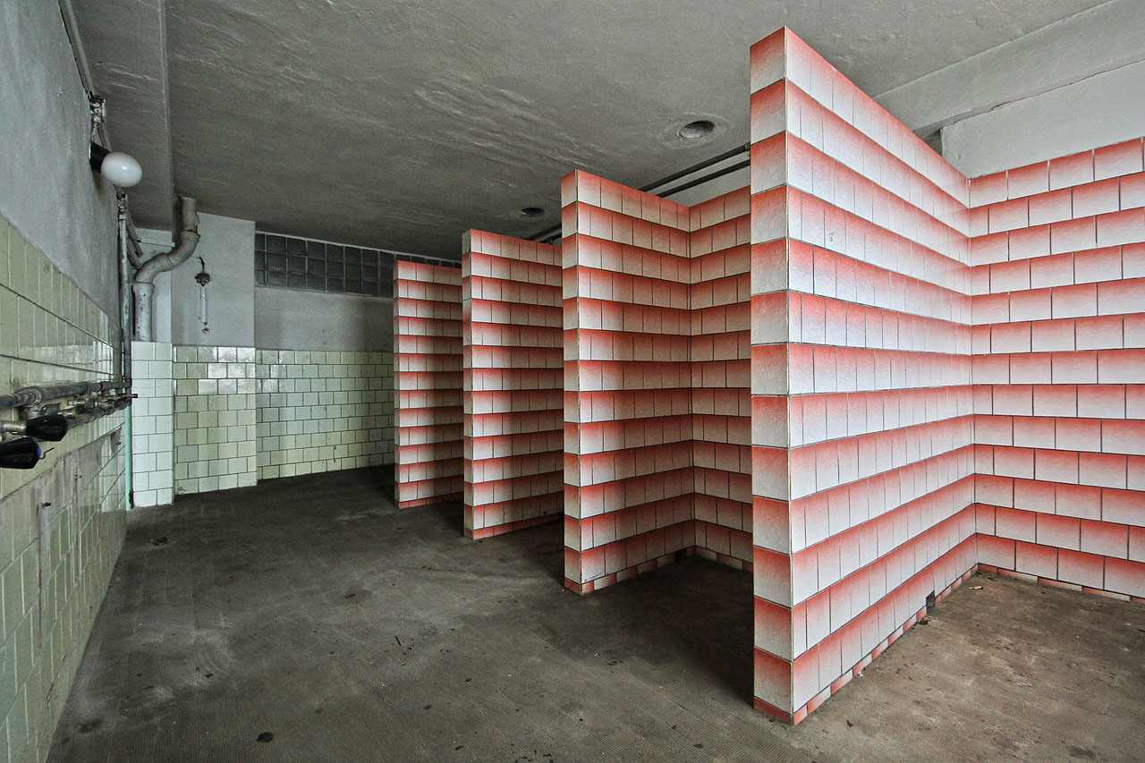 Barev je v přerovské elektrárně opravdu spíše poskrovnu. Náladu topičům mohly zpříjemnit alespoň do růžova laděné sprchy.