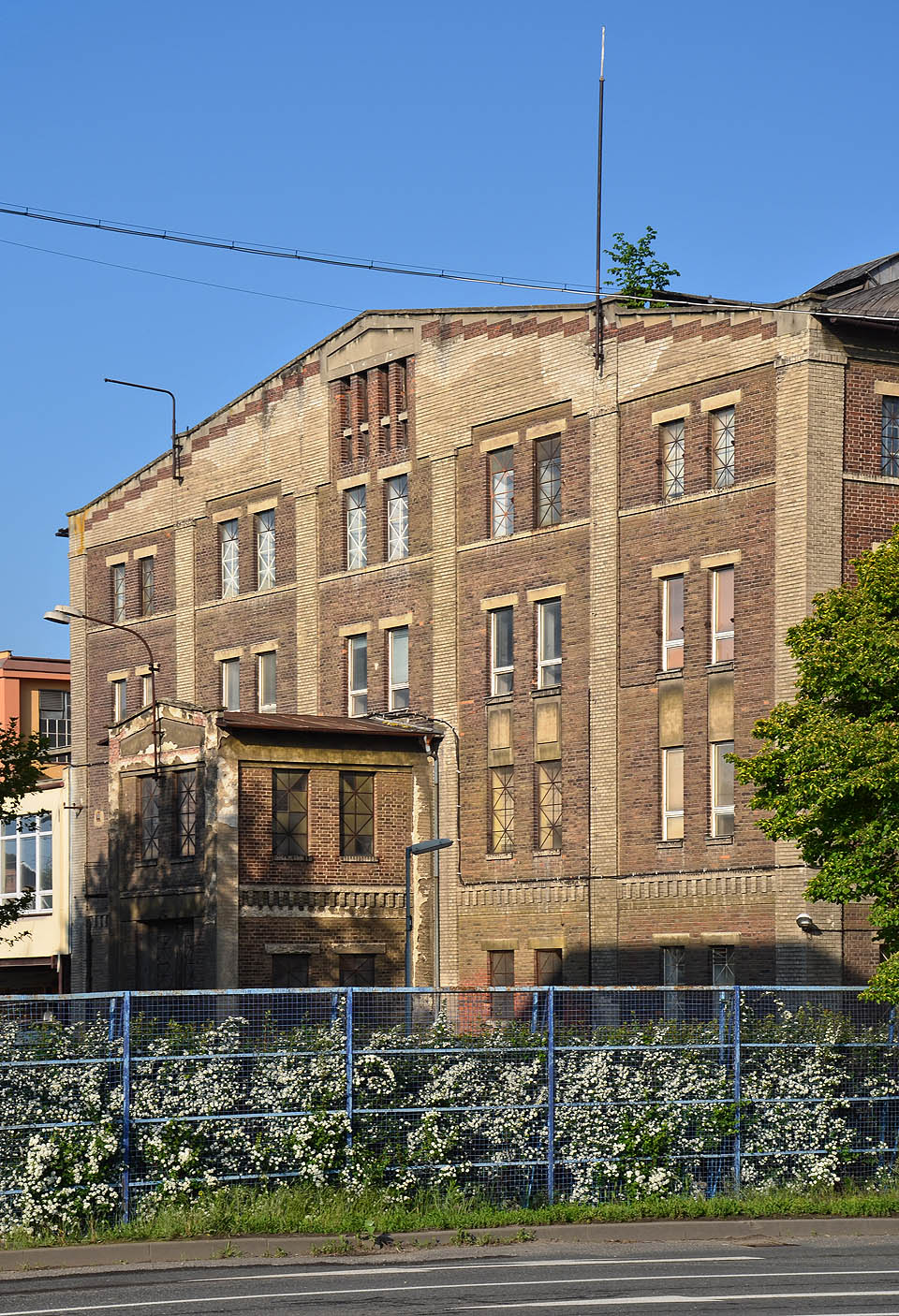 Směrem na východ hledí do areálu energetických závodů průčelí elektrárny s lehce art dekovými prvky.