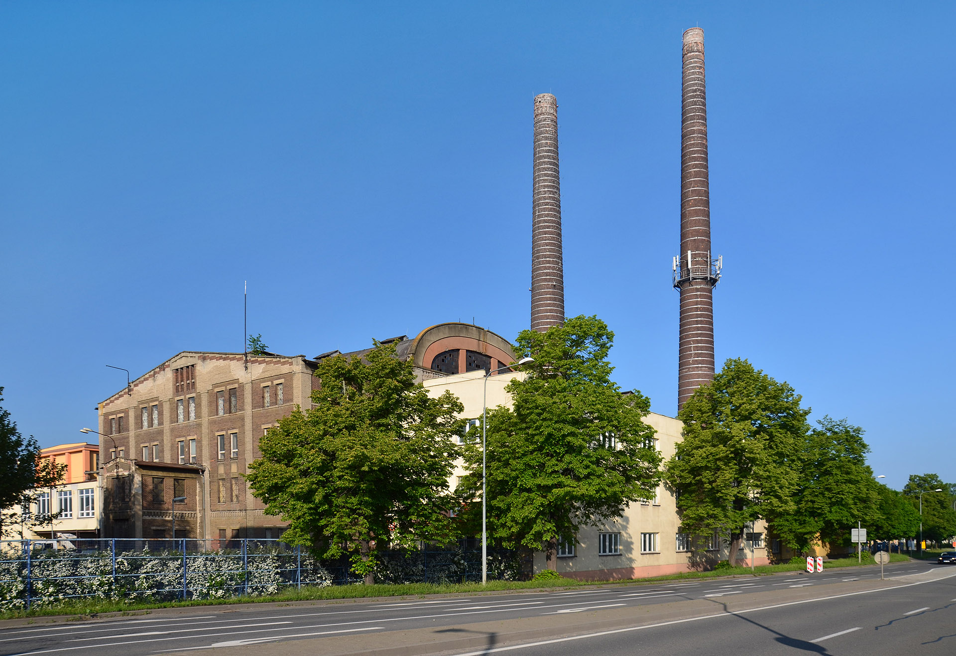 Komíny elektrárny při pohledu přes Tržní ulici jsou jasnou dominantou pravobřežní části Přerova.