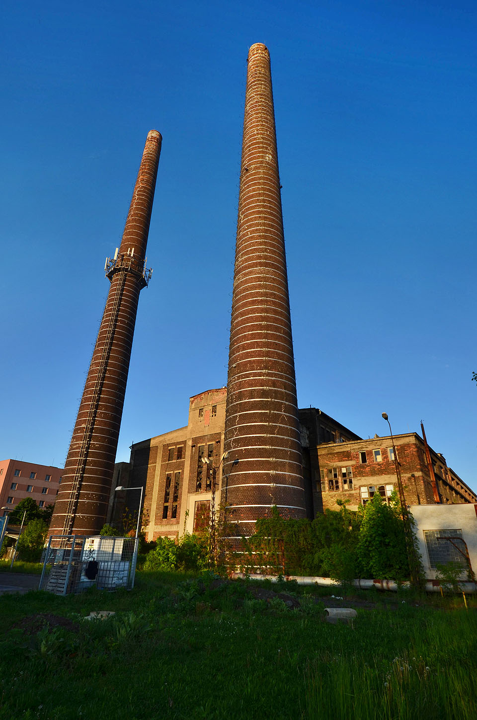 Fotografie elektrárny při západu slunce z prostoru bývalé vlečky.