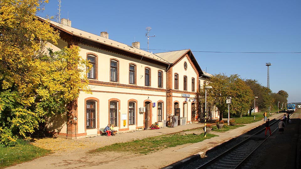 Výpravní budova stanice Střelice od jihozápadu.