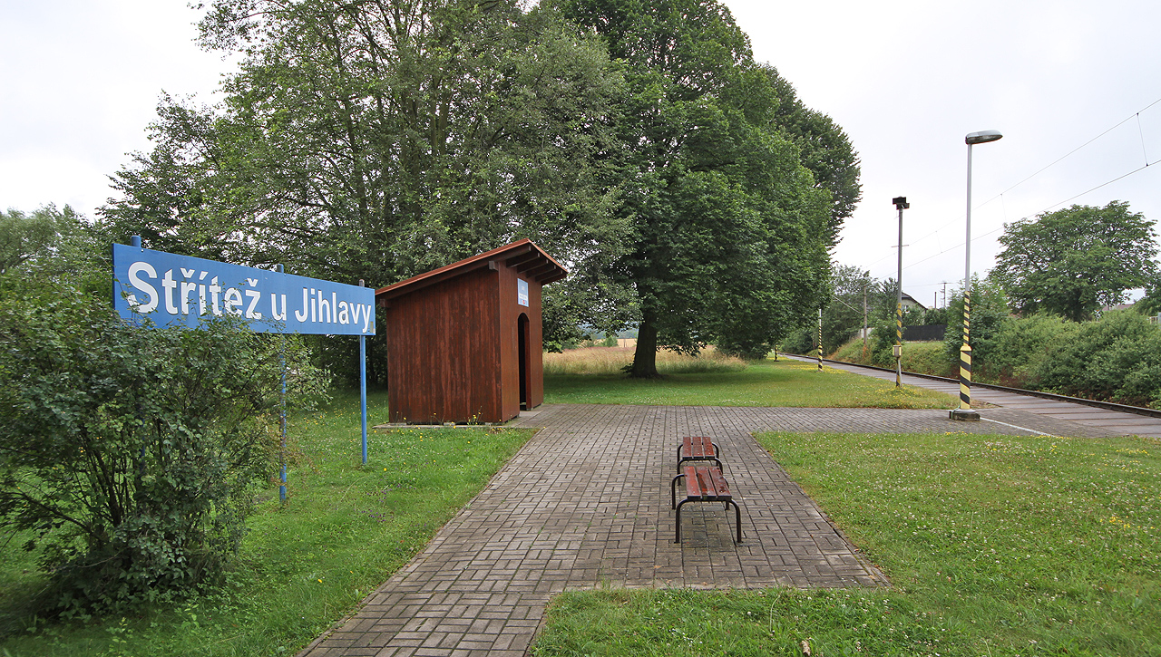 V roce 2024 tu ve všední dny zastavovalo 17 párů osobních vlaků, což je poměrně slušná frekvence.