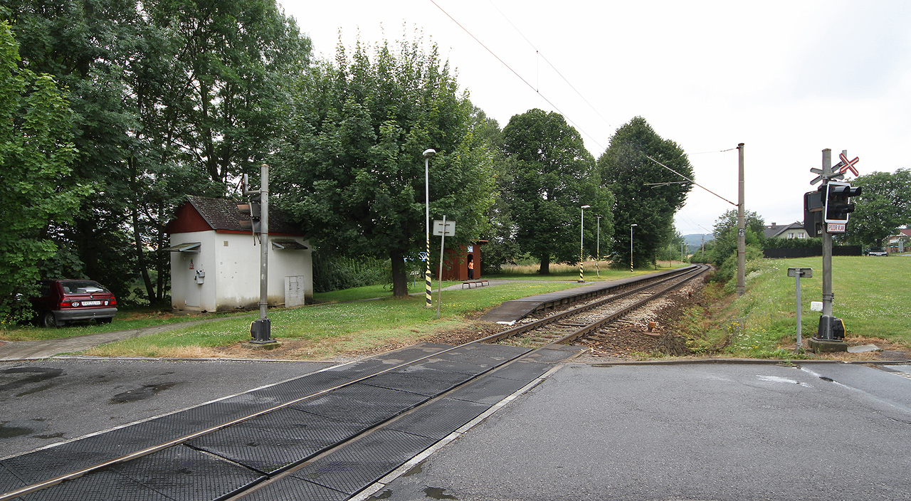 Ná východní straně prochází skrze zastávku a přes trať přejezdem silnice ze Stříteže do Jihlavy.