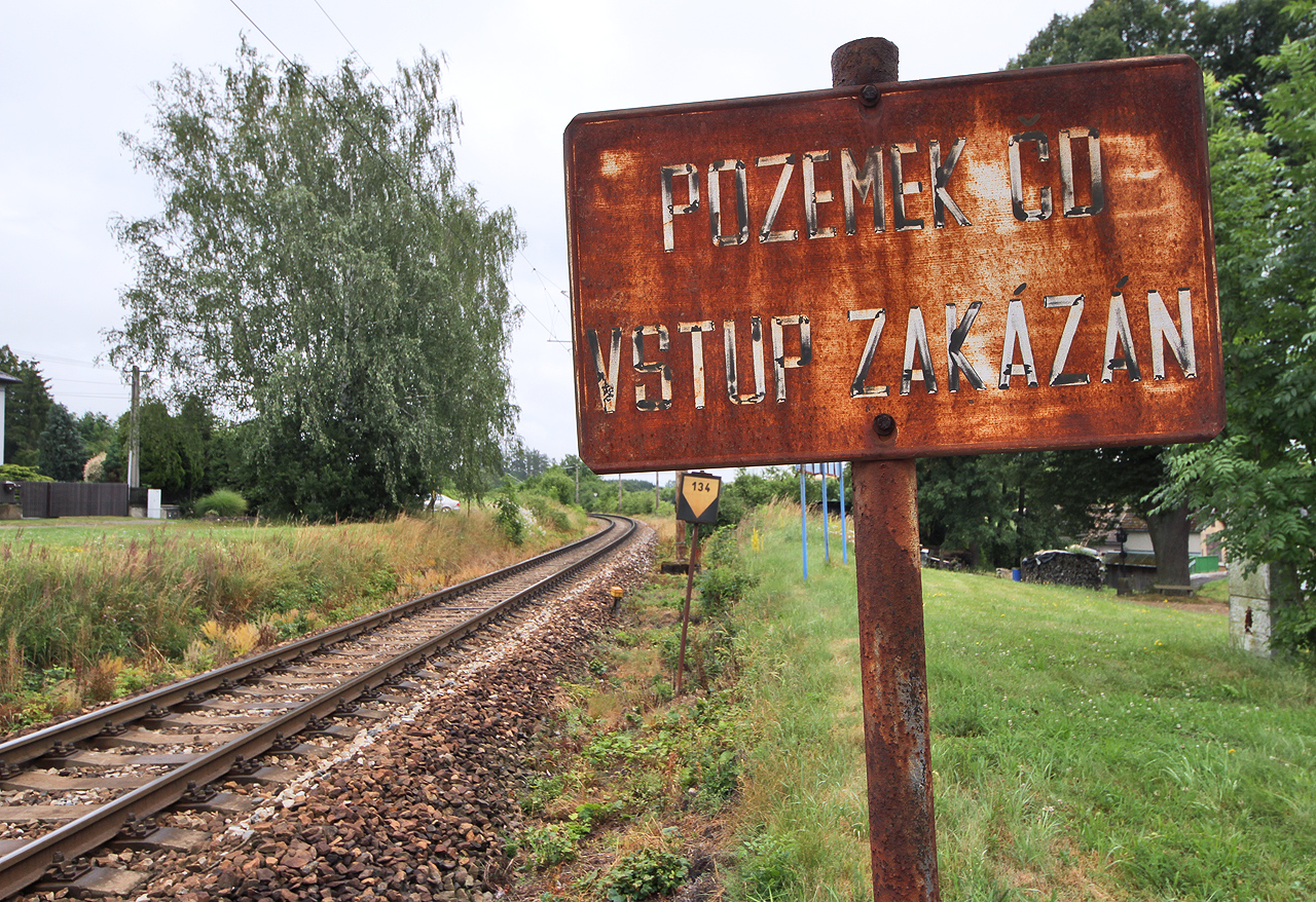 Pohled k východu. Pozemek sice už dávno nepatří ČD, ale vstup je na něj stále zakázán.