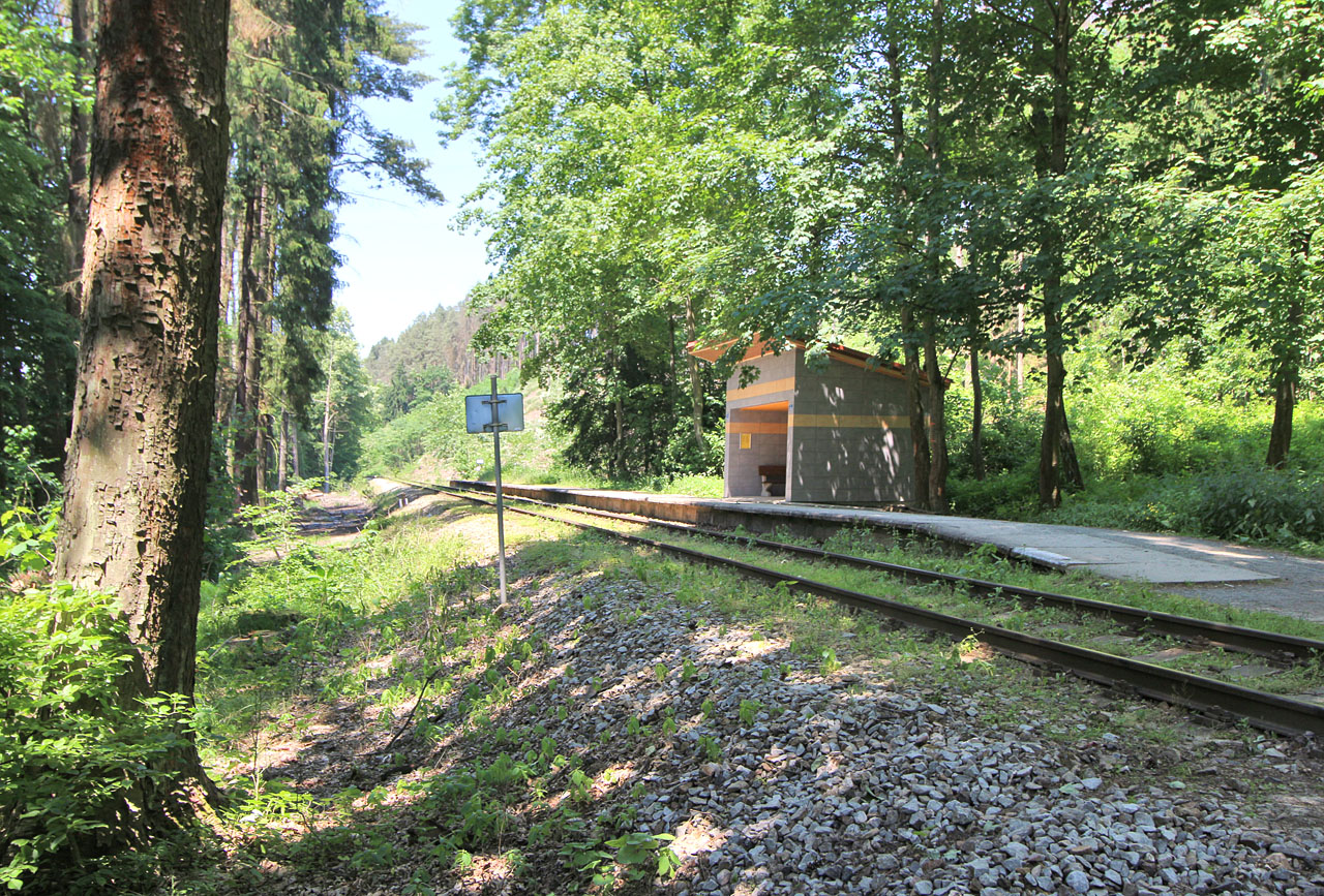 Na jaře roku 2021 nebyla zastávka dokonce ani označena cedulí s názvem.