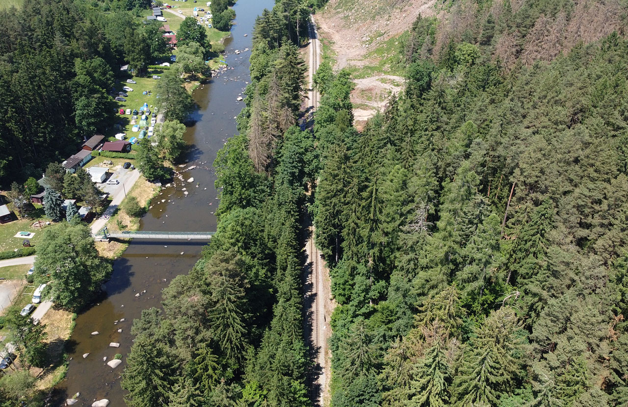 Pohled na zastávku z výšky. Příchod od vodáckého kempu Stvořidla je zajištěn po lanové lávce.