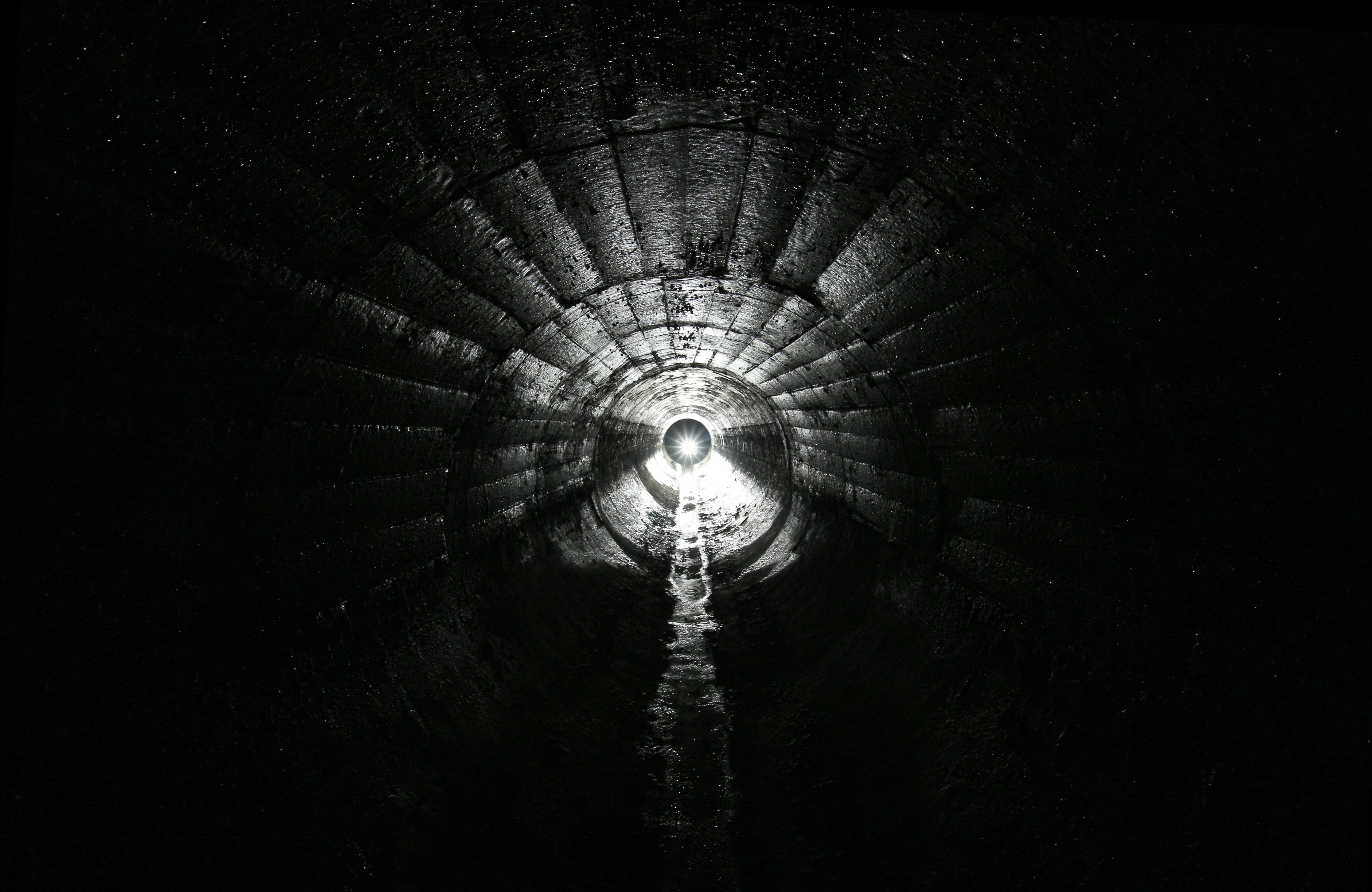 V rouře je tma. Nedá se tu ale zabloudit a tak i bez baterky člověk dojde až k řece. Kdyby byla mříž otevírací, vylezli bychom na dohled od Radlasu. V rouře je tma. Nedá se tu ale zabloudit a tak i bez baterky člověk dojde až k řece. Kdyby byla mříž otevírací, vylezli bychom na dohled od Radlasu.