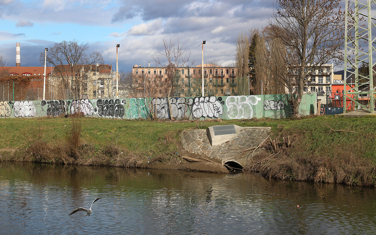 Tak vypadá ústí do Svitavy při pohledu z bývalého nákladiště Radlas. Za hřištěm je v pozadí vidět růžová budova bývalé továrny Moravan a velvo od ní proluka, kterou kdysi vedla strouha (a dnes potrubí). Tak vypadá ústí do Svitavy při pohledu z bývalého nákladiště Radlas. Za hřištěm je v pozadí vidět růžová budova bývalé továrny Moravan a velvo od ní proluka, kterou kdysi vedla strouha (a dnes potrubí).