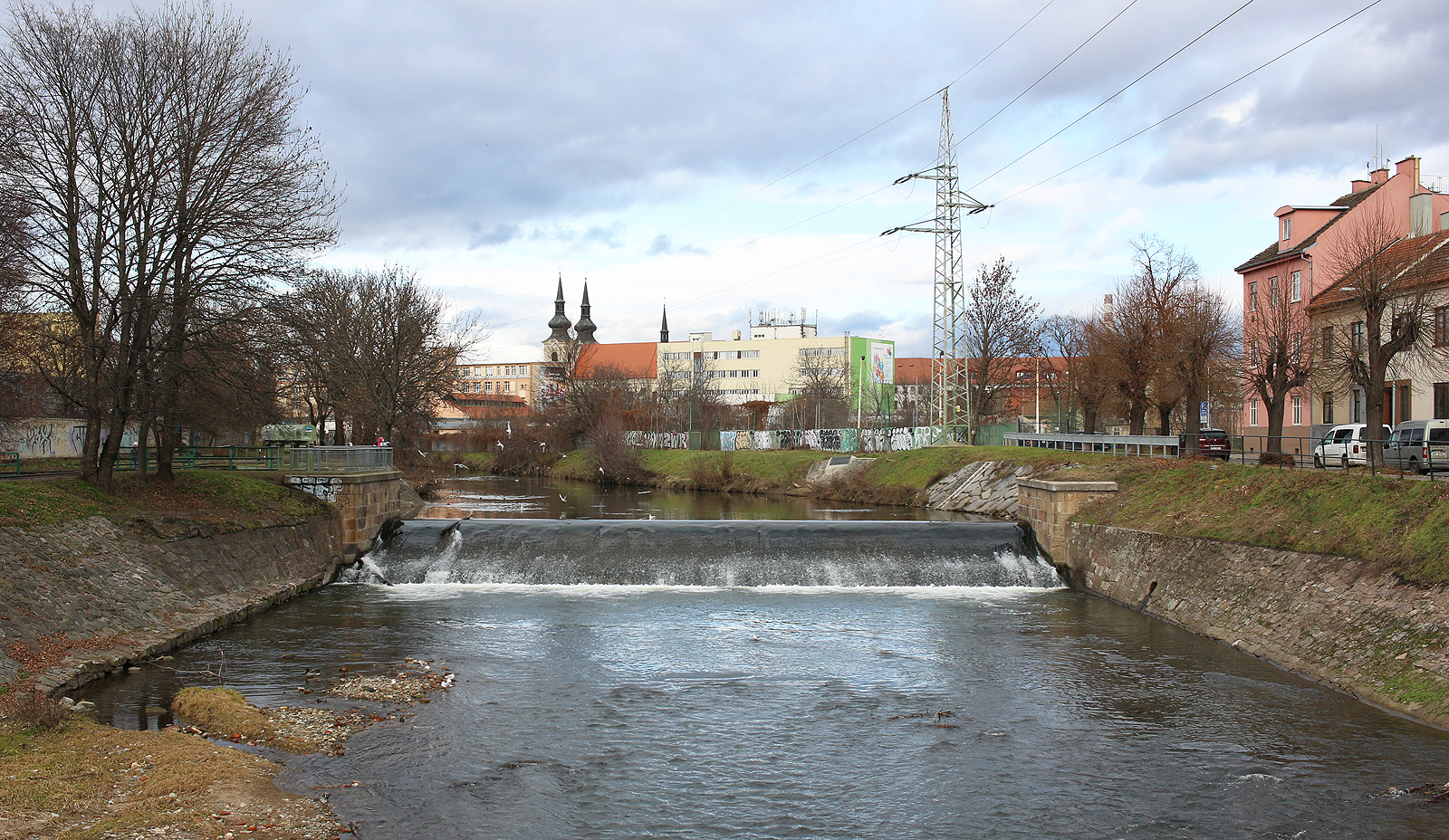 Udělejme tečku za textem o Svitavské strouze při pohledu na jez za Tkalcovskou ulicí. Ačkoliv se dnes díváme zpříma na Svitavu, řeka tudy historicky nikdy neprotékala. Namísto toho proudily její vody téměř kolmo k dnešnému toku: na fotce zprava zpod mříže u úpaté stožáru vysokého napětí (ústí Svitavské strouhy) doleva pod stavidlo za zeleným zábradlím (Svitavský náhon). Udělejme tečku za textem o Svitavské strouze při pohledu na jez za Tkalcovskou ulicí. Ačkoliv se dnes díváme zpříma na Svitavu, řeka tudy historicky nikdy neprotékala. Namísto toho proudily její vody téměř kolmo k dnešnému toku: na fotce zprava zpod mříže u úpaté stožáru vysokého napětí (ústí Svitavské strouhy) doleva pod stavidlo za zeleným zábradlím (Svitavský náhon).