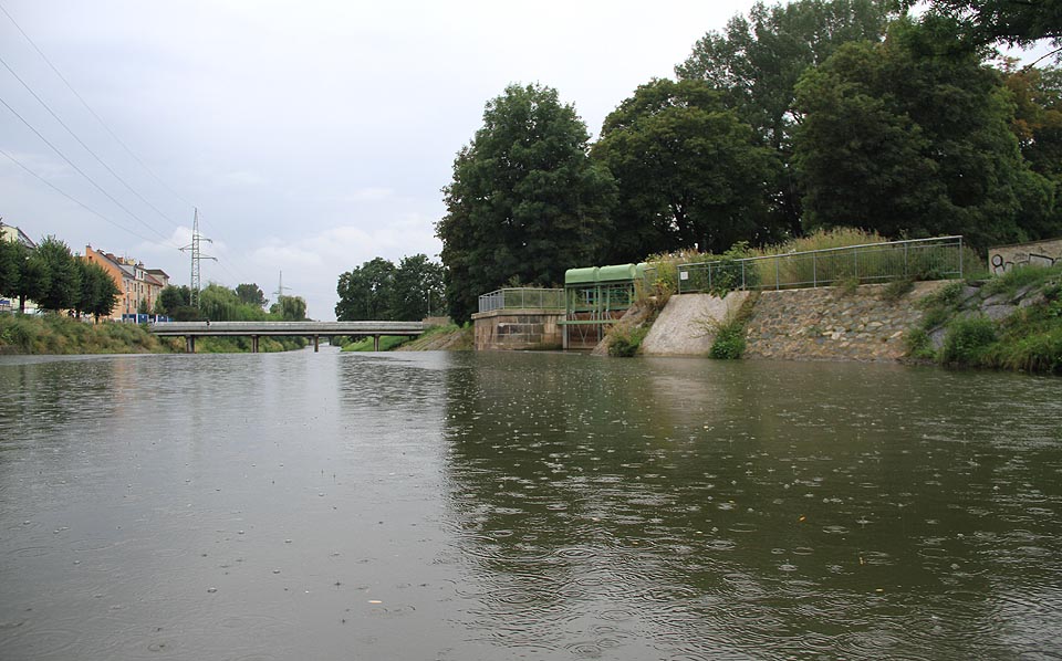 Počátek Svitavského náhonu je stavidlem nad jezem na Svitavě v říčním kilometru 6,5 (na fotce vpravo). Původně tudy Svitava protékala asi v trošku jinému úhlu, přímo naproti stavidlu ústí podzemní tok tzv. Svitavské strouhy přitékající ze Staré osady. Déšť znamená vhodné podmínky pro plavbu - vody bude dost.