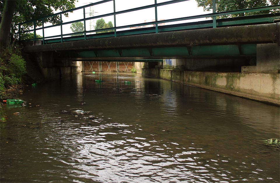 Bezprostředně za stavidlem se náhon poprvé dostává do podsvětí - nad hladinou se klenou mosty Svitavské pobřežní dráhy, kdysi vedoucí až do Tišnova a zrušené vlečky do Mosilany.