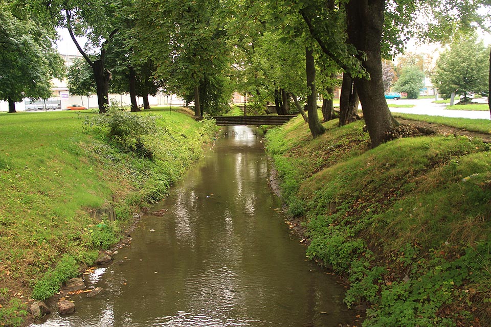 V první části svého toku tvoří Svitavský náhon hranici podivného parku. Na jeho pravé straně stávala tovární zeď bývalé Vlněny, na levé straně stojí dodnes pomník demonstrací dělníků z této továrny.