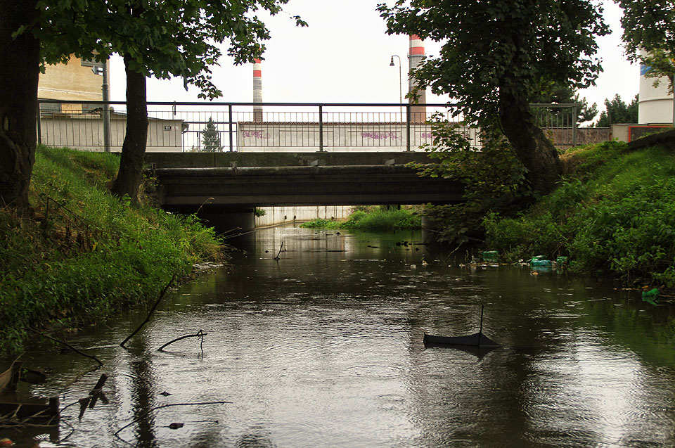 První ulicí, která kříží Svitavský náhon, je Tkalcovská. nad jeho vodami prochází po poměrně nezajímavém betonovém mostě, za kterým v dálce vykukují komíny teplárny.