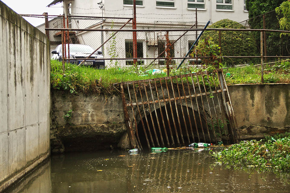 Na šířku by se do roury loď bez potíží vlezla, posádka by však musela ležet na zádech a odstrkovat se od stropu. Fotky by určitě nestály za nic.