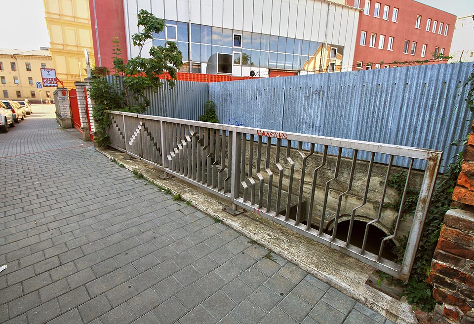 Na světlo světa se Svitavský náhon dostává v romantické škvíře mezi zdmi za okrajem ulice Radlas. Jen pár metrů odtud někdo na zeď napsal mírně upravené verše Ivana Blatného z roku 1941:
Tys volně vydechla,
kouř však jak hustý vlas
vál ze všech komínů, valil se zádumčivě,
podoben truchlivé pohřební vrané hřívě
splétal se v kotouče a táhl nad Radlas.