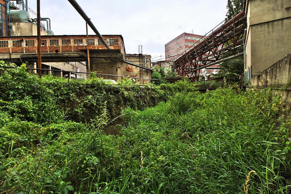Mezi prvním a druhým radlaským tunelem protéká Svitavský náhon skrze objekt tepláren. Původně tady stávaly zdobné zahrady bratří Schoellerů s jezírkem a parkovou úpravou. Snad ještě z těch dob pochází regulační stavidlo, ze kterého je vidět malinký kousek pod příhradovým mostem vpravo nahoře.