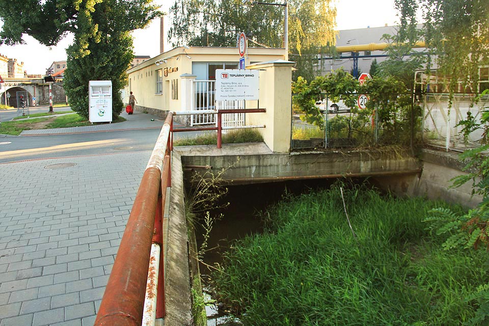 Čtvrtý tunel ve třetím úseku Svitavského náhonu podchází přímo pod vrátnicí u vjezdu do brněnských tepláren. Původně na tomto místě náhon zatáčel ostře doprava, v roce 1930 byl ale přeložen.