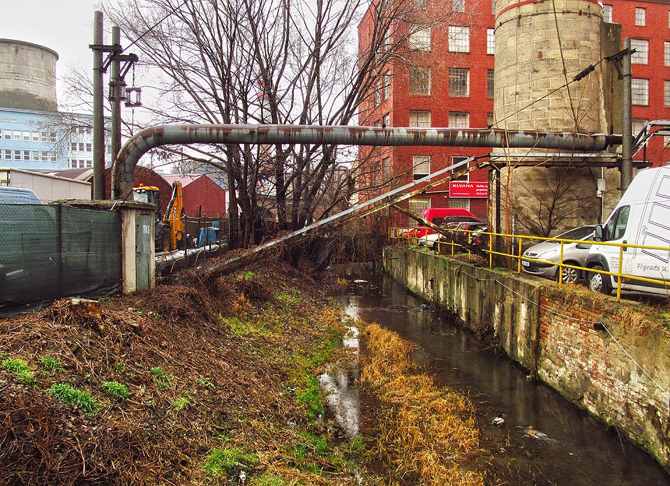 Severní část čtvrtého úseku náhonu uvnitř areálu bývalé Mosilany.