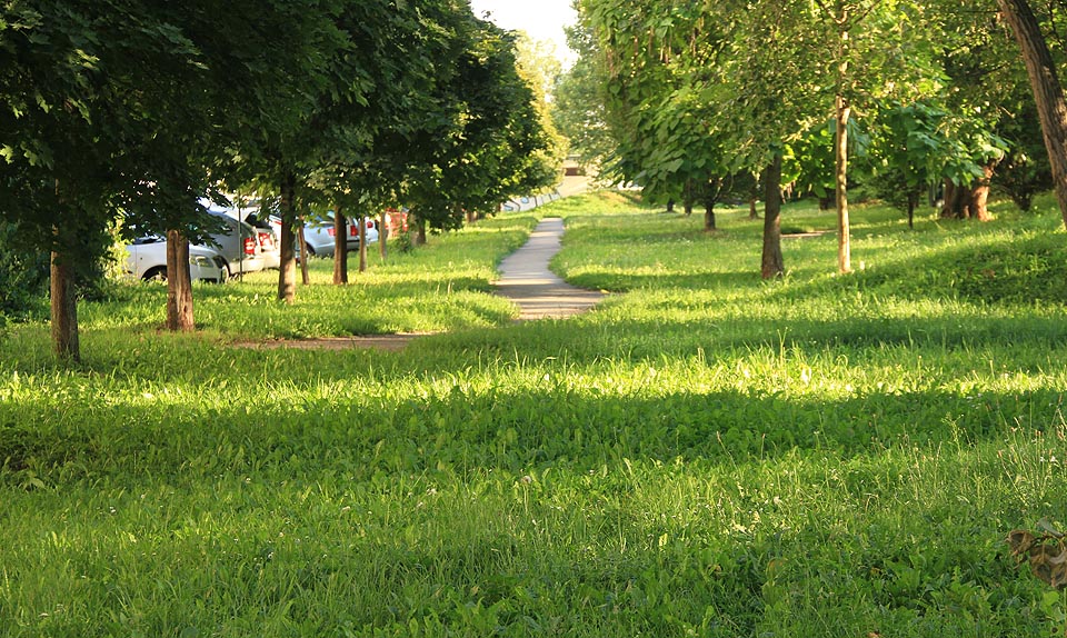 Tudy pokračoval k jihu původní tok Svitavského náhonu. Obtáčel z východní strany centrum Komárova, který odděloval od kostela sv. Jiljí, rozvětvoval se a o kilometr jižněji se vléval do Svratky. Zasypán byl v 70. letech 20. století v době výstavby dálničního přivaděče a panelákového sídliště, jež nevratně zničily původní tvář Komárova.